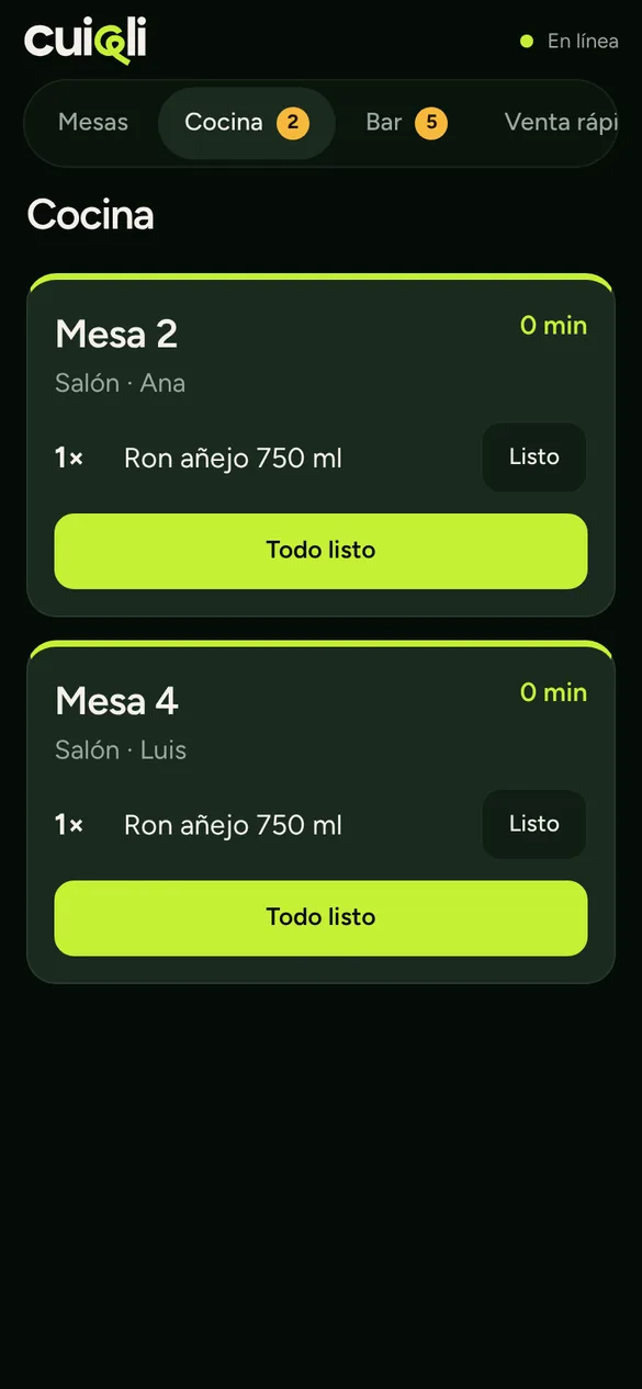 Pantalla de cocina en un teléfono con el pedido de una mesa y el botón Todo listo
